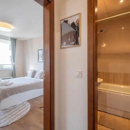 Apartment Oasis: Stylish Retreat In The Heart Of *